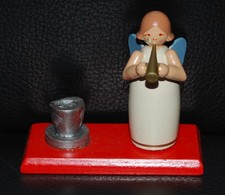 Engel mit Kerzenhalter stehend