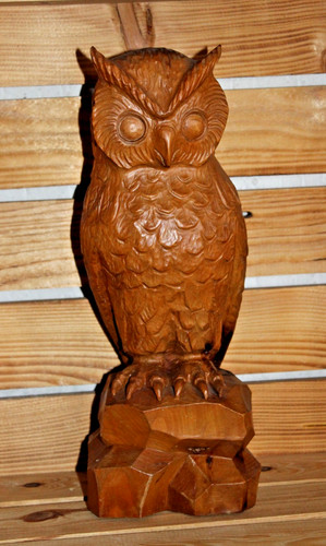 Geschnitzte holzfigur eule - geschnitzte,