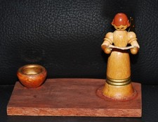 Engel mit Kerzenhalter stehend