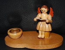 Engel mit Kerzenhalter sitzend